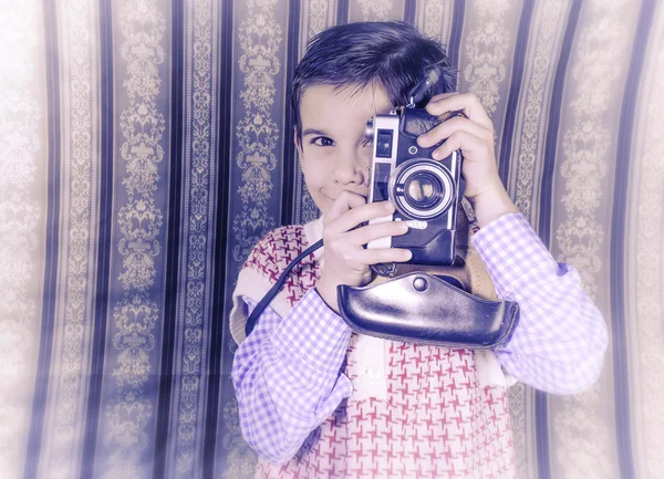 Vintage fotoğraf makinesi ile fotoğraf çekmeyi çocuk — Stok fotoğraf