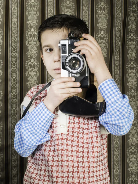 Dítě fotografování s vintage fotoaparátem — Stock fotografie