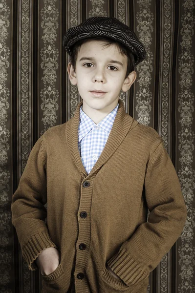 Niño sonriente en ropa vintage y sombrero —  Fotos de Stock