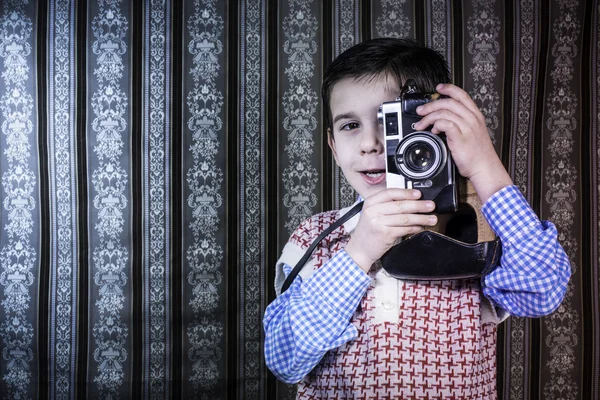 Niño tomando fotos con cámara vintage — Foto de Stock