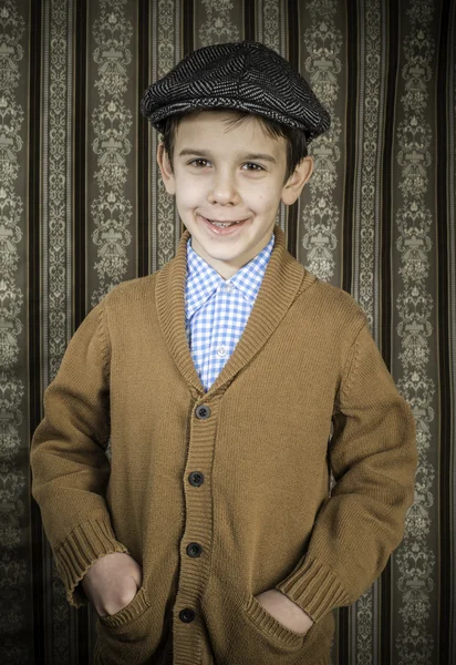 Gülen çocuk vintage elbise ve şapka — Stok fotoğraf