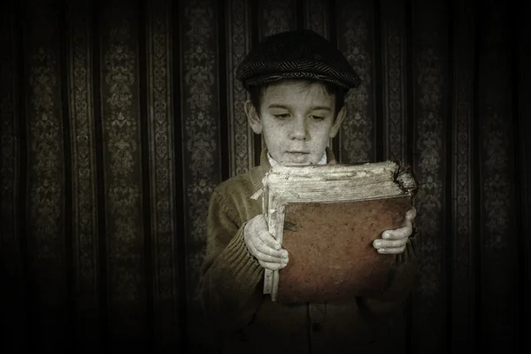 Niño con libro rojo vintage — Foto de Stock