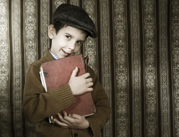 Criança com livro vintage vermelho — Fotografia de Stock