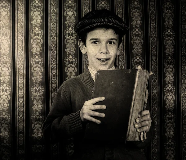 Criança com livro vintage vermelho — Fotografia de Stock