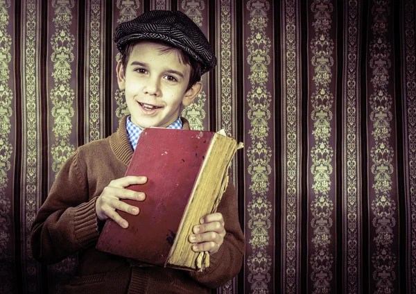 Kind met rode vintage boek — Stockfoto