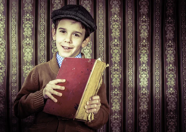 Niño con libro rojo vintage — Foto de Stock