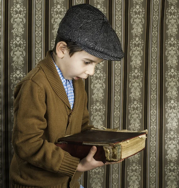Criança com livro vintage vermelho — Fotografia de Stock