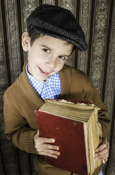 Enfant avec livre vintage rouge — Photo