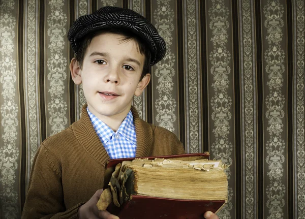 Criança com livro vintage vermelho — Fotografia de Stock