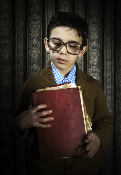 Bambino con libro vintage rosso — Foto Stock