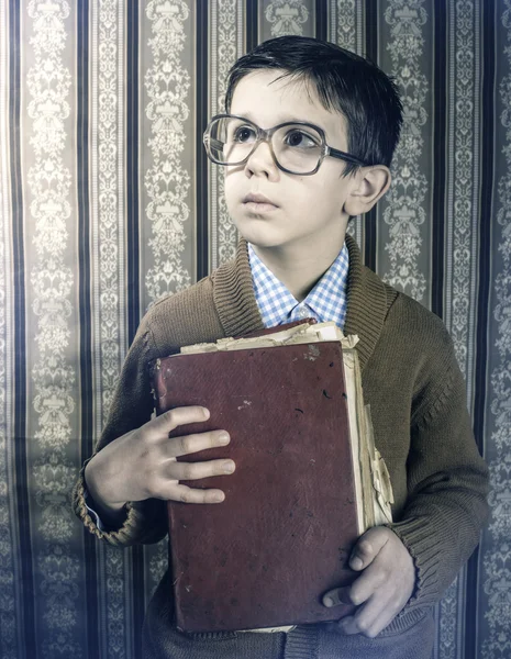 Criança com livro vintage vermelho — Fotografia de Stock