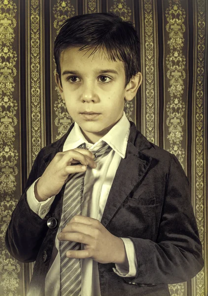 Junge im Vintage-Anzug — Stockfoto
