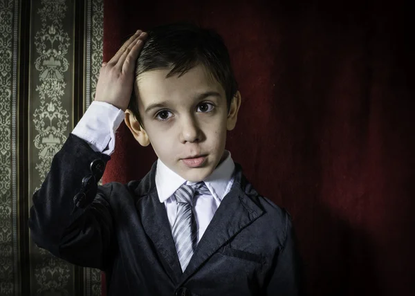 Мальчик в винтажном костюме — стоковое фото