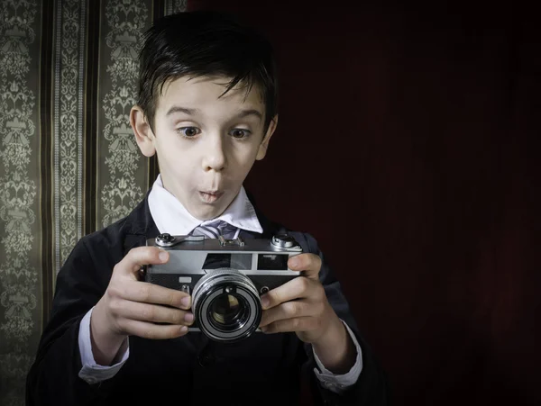 Child taking pictures with vintage camera — Stock Photo, Image