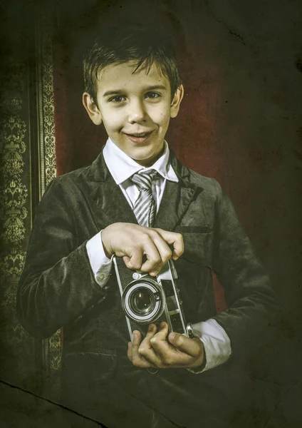 Enfant prenant des photos avec un appareil photo vintage — Photo