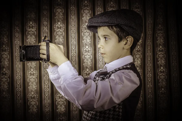 Kind maakt foto 's met vintage camera — Stockfoto