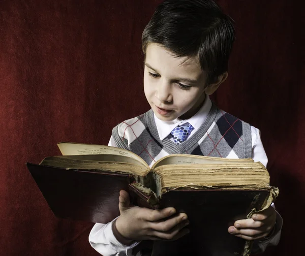 Παιδί με κόκκινο vintage βιβλίο — Φωτογραφία Αρχείου