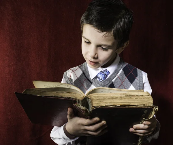 Criança com livro vintage vermelho — Fotografia de Stock