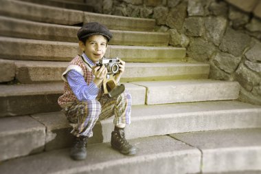 vintage fotoğraf makinesi ile çocuk