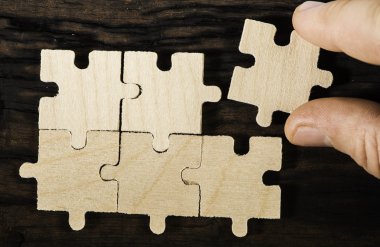 koyu arka plan üzerinde ahşap puzzle. 
