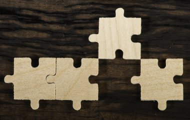 koyu arka plan üzerinde ahşap puzzle. 