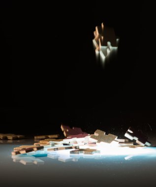 düşen puzzle parçaları.