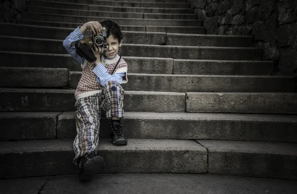 Dítě s vinobraní fotoaparát — Stock fotografie