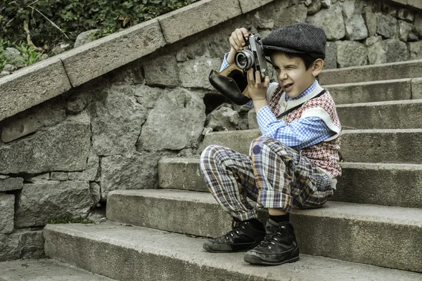 Bambino con fotocamera vintage — Foto Stock