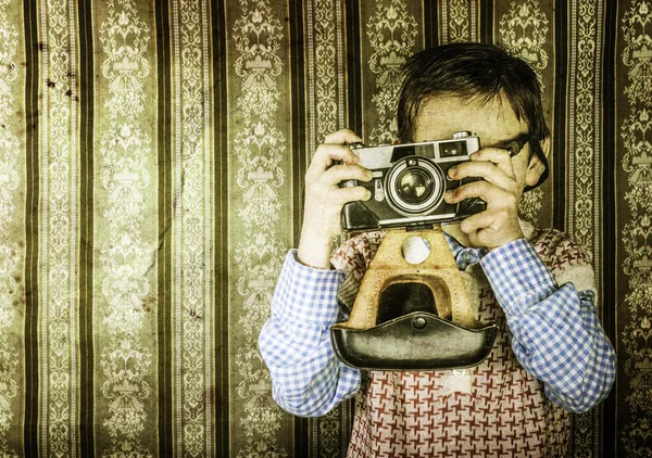 Bambino scattare foto con fotocamera vintage — Foto Stock