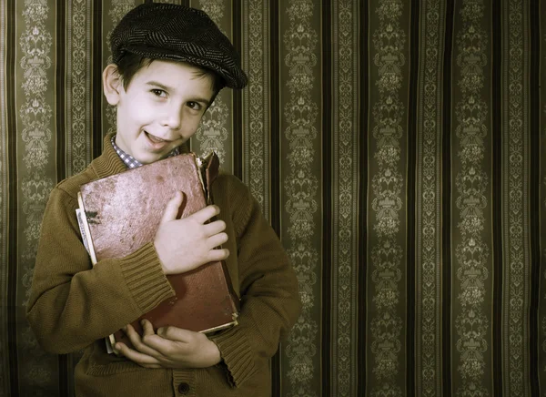 Criança com livro vintage vermelho — Fotografia de Stock