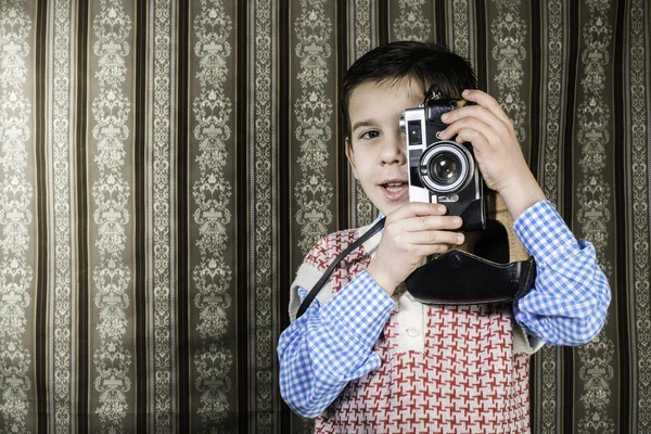 Niño tomando fotos con cámara vintage — Foto de Stock