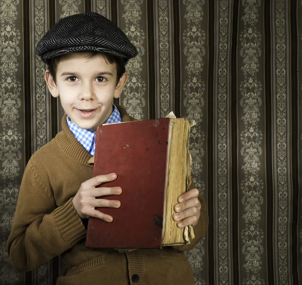 Çocuk kırmızı vintage kitap ile — Stok fotoğraf