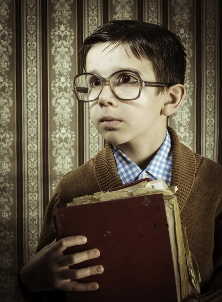 Criança com livro vintage vermelho — Fotografia de Stock