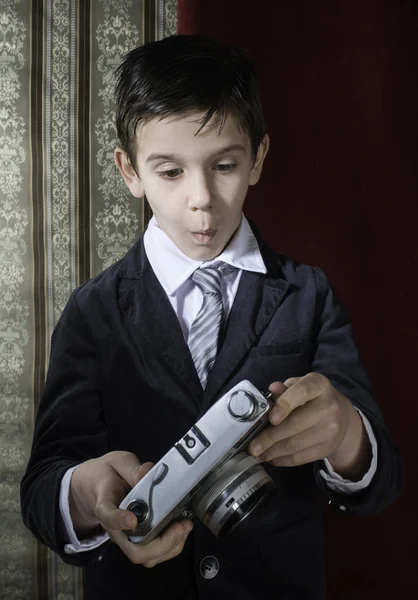 Niño tomando fotos con cámara vintage — Foto de Stock