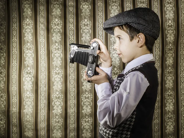 Child taking pictures with vintage camera — Stock Photo, Image