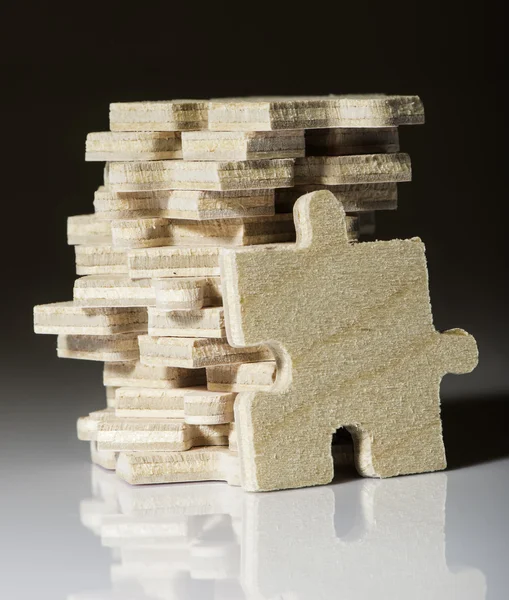 Dřevěné puzzle na bílém pozadí. — Stock fotografie