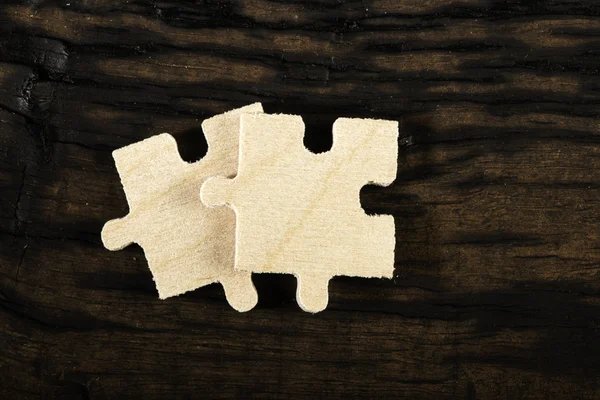 Puzzle in legno su sfondo scuro . — Foto Stock