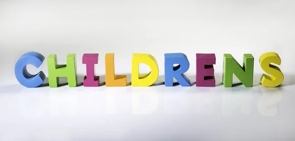 Texto multicolor para niños hecho de madera . —  Fotos de Stock