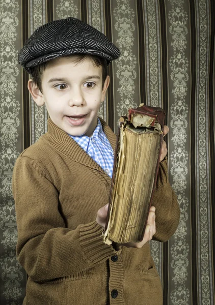 Çocuk kırmızı vintage kitap ile — Stok fotoğraf