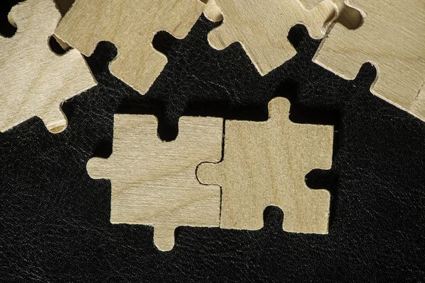 Puzzle in legno su sfondo nero — Foto Stock