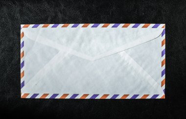 ? nvelope siyah arka plan üzerine
