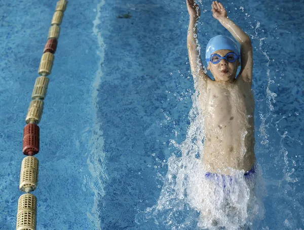 Child swimmer in swimming pool — Stock Photo, Image