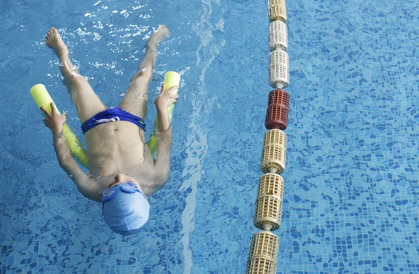Niño nadador en la piscina —  Fotos de Stock