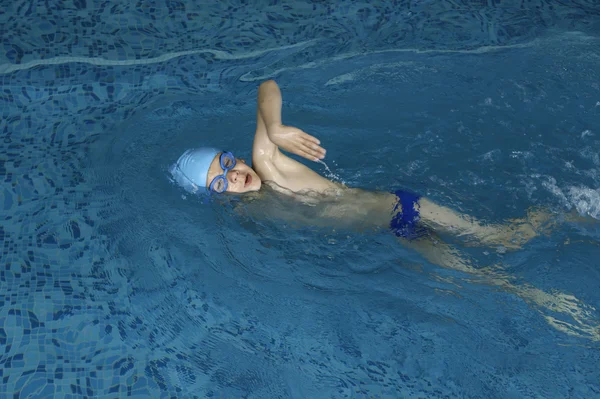 Dziecko pływak w basenie — Zdjęcie stockowe