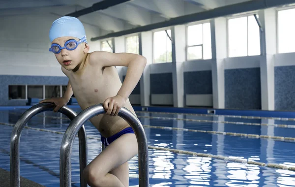 Child in swimming pool — Stock Photo, Image