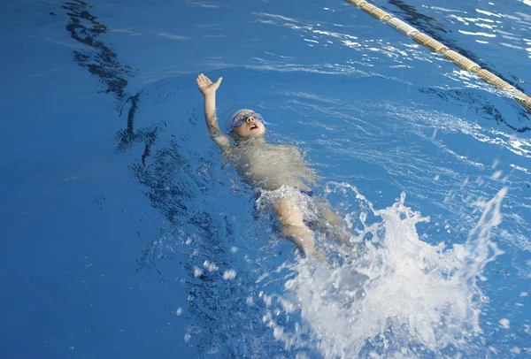 Child swimmer in swimming pool — Stock Photo, Image