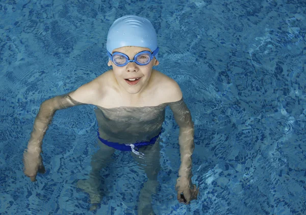 Child in swimming pool — Stock Photo, Image