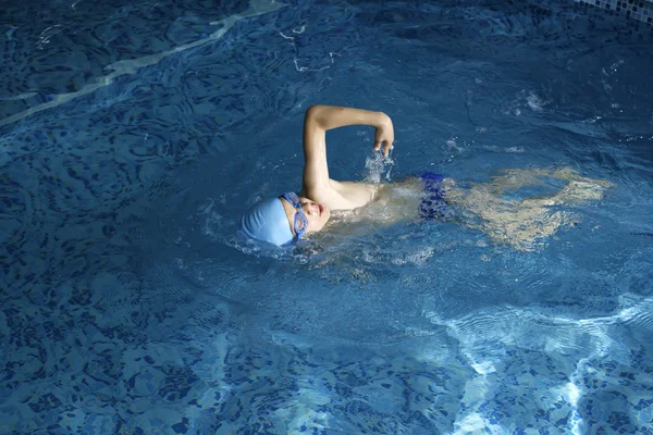 孩子在游泳池里游泳的人 — 图库照片