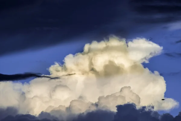Nuvole drammatiche e cielo blu profondo — Foto Stock