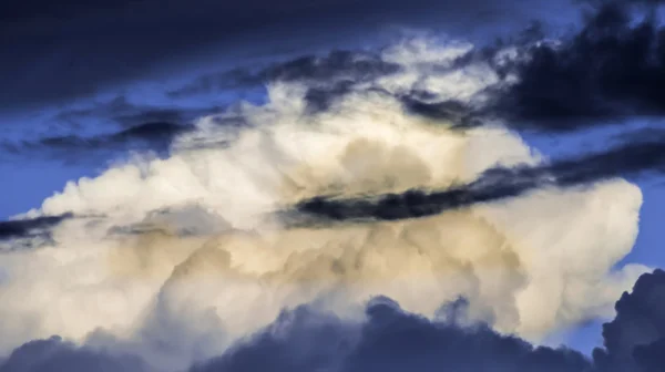 Nuvens dramáticas e céu azul profundo — Fotografia de Stock